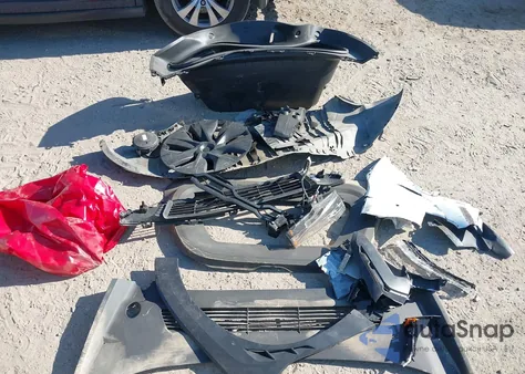 2025 Tesla Model Y Long Range Dual Motor All-Wheel Drive z USA, uszkodzony, nr VIN 7SAYGDEE4SA352948